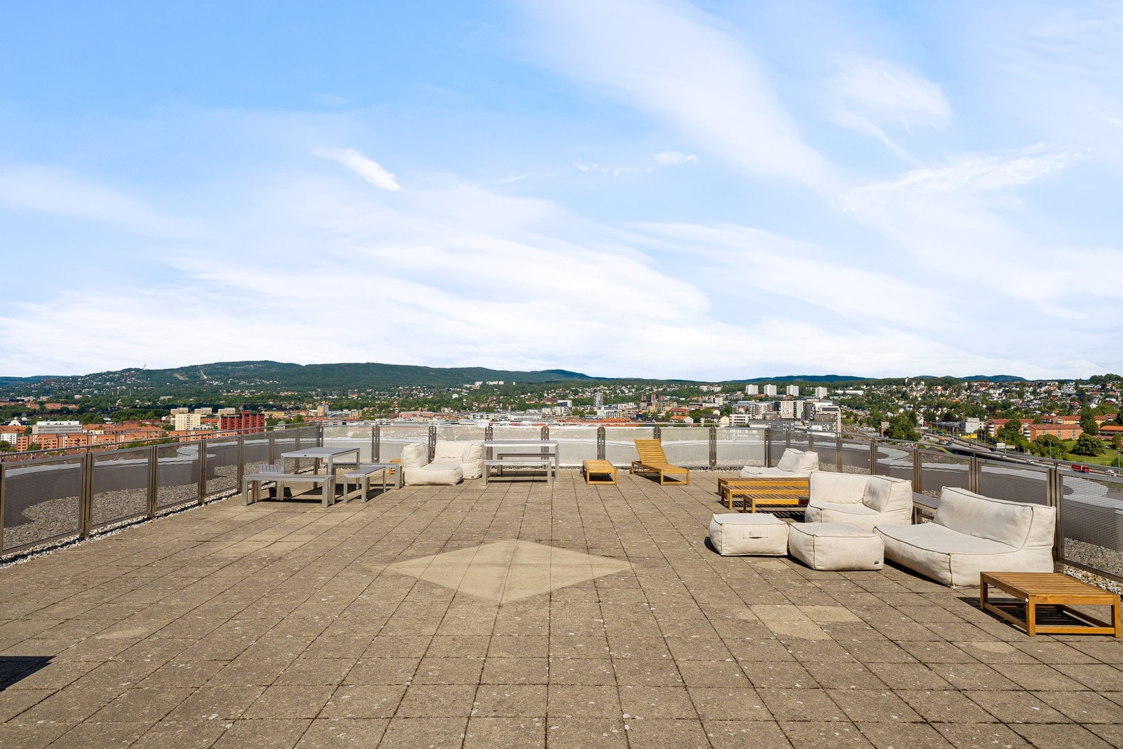 Om sommeren står solsenger klare på takterrassen. Galleribilde