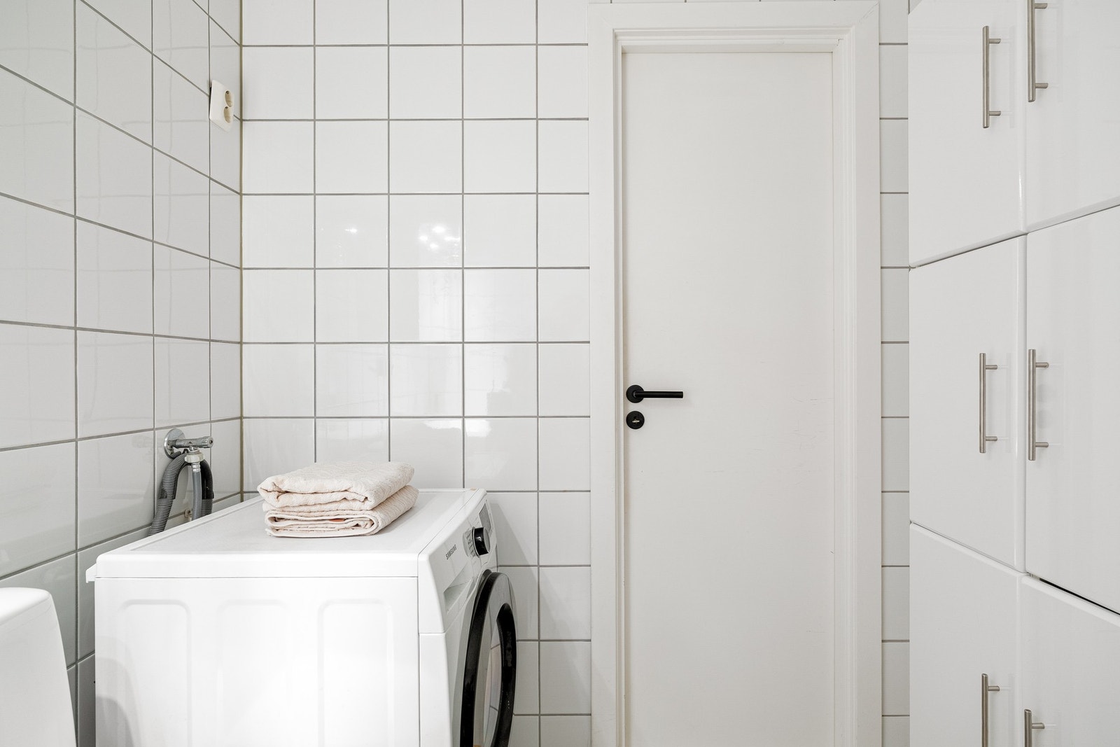 Det er opplegg for vaskemaskin på badet. Galleribilde