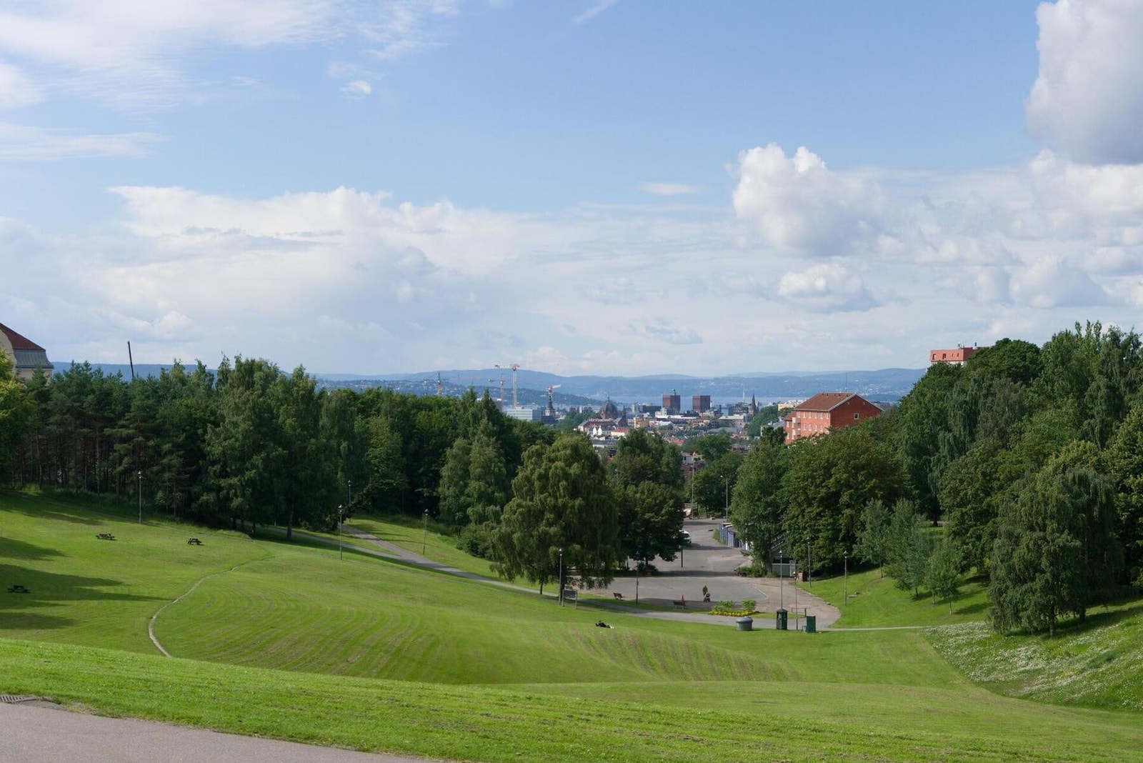 Om sommeren kan du nyte Torshovdalen, en fantastisk park for solig og avslapning i gangavstand fra boligen. Galleribilde