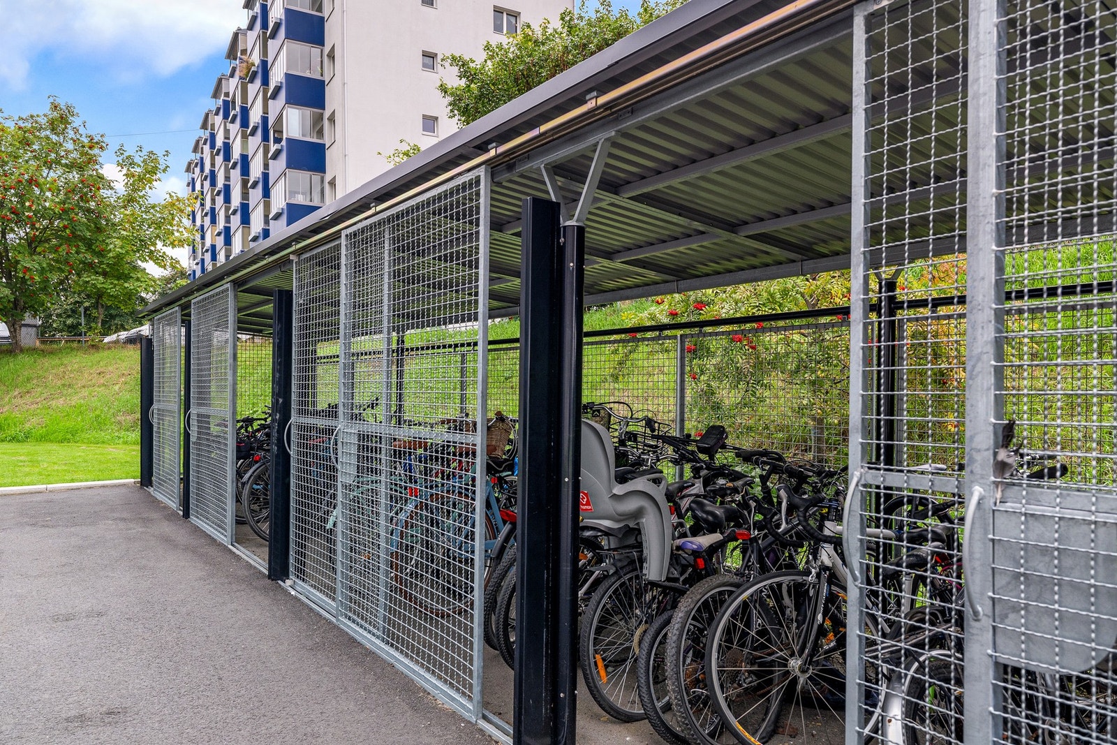 Utenfor hovedinngangen er det etablert praktisk utendørs sykkelparkering med låsemuligheter. Like utenfor er det også tilgang til både buss, trikk og T-bane. Galleribilde