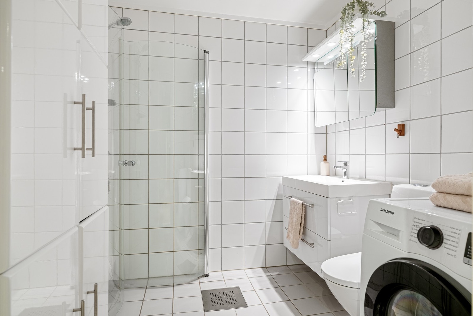 Pent, flislagt bad med gulvvarme. Galleribilde