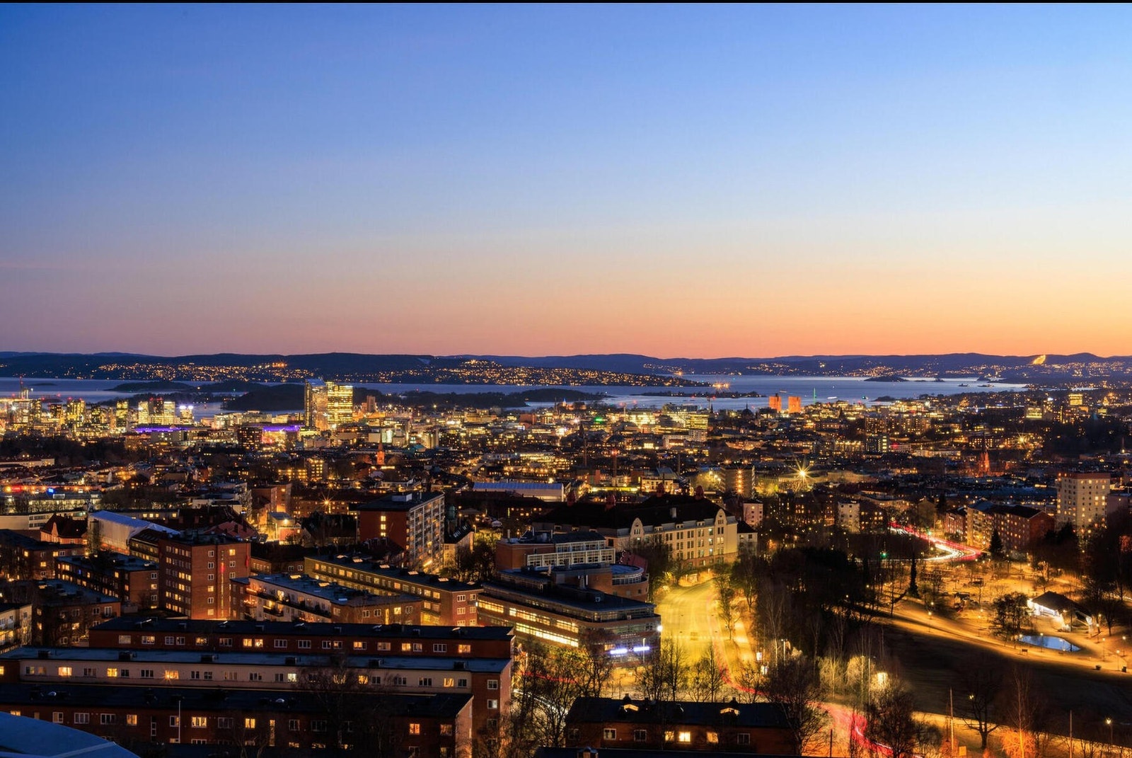 Fra takterassen får du panorama utsikt over byen, med Oslofjorden glitrende som et spektakulært bakteppe. Galleribilde