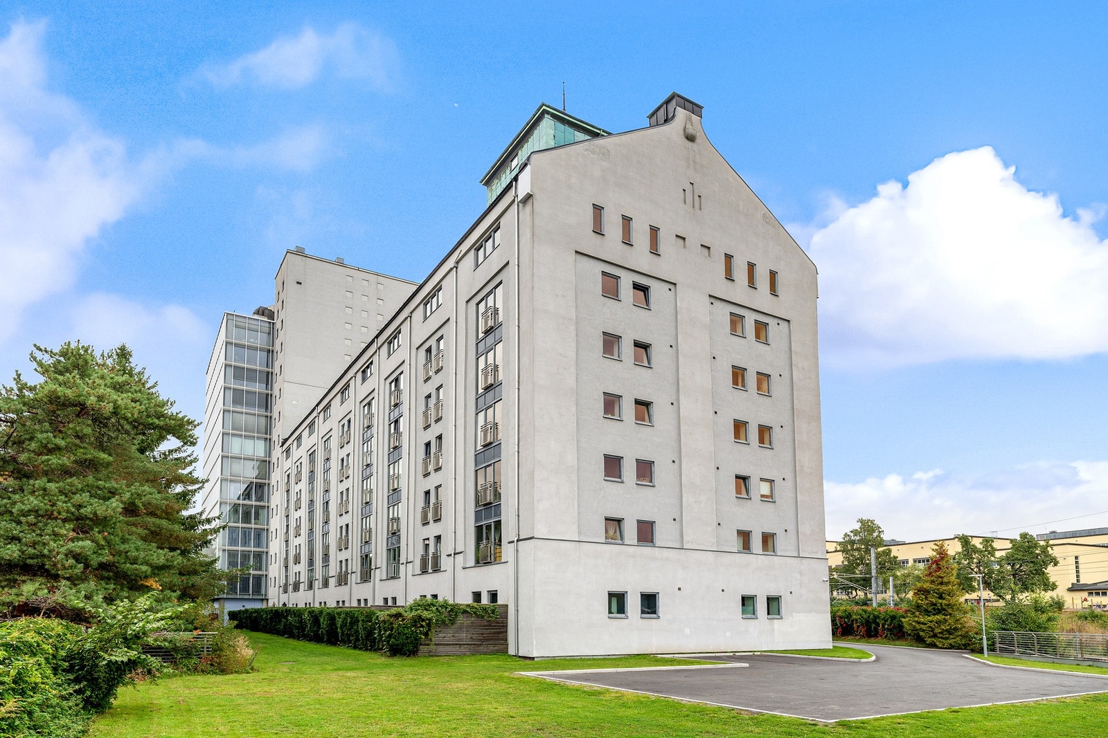 I 2003 ble bygget transformert fra kornlager og kornsilo, til moderne boligseksjoner. Galleribilde
