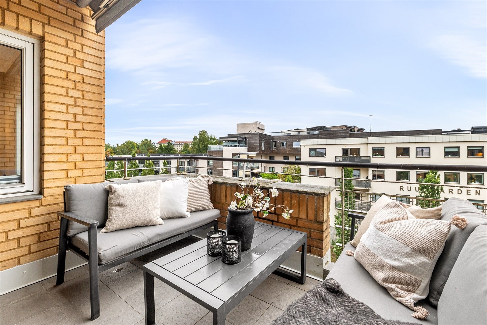Fra stuen er det direkte utgang til en solrik og overbygget balkong på ca. 8 kvm - et innbydende uterom som blir en naturlig forlengelse av stuen i sommerhalvåret. Galleribilde