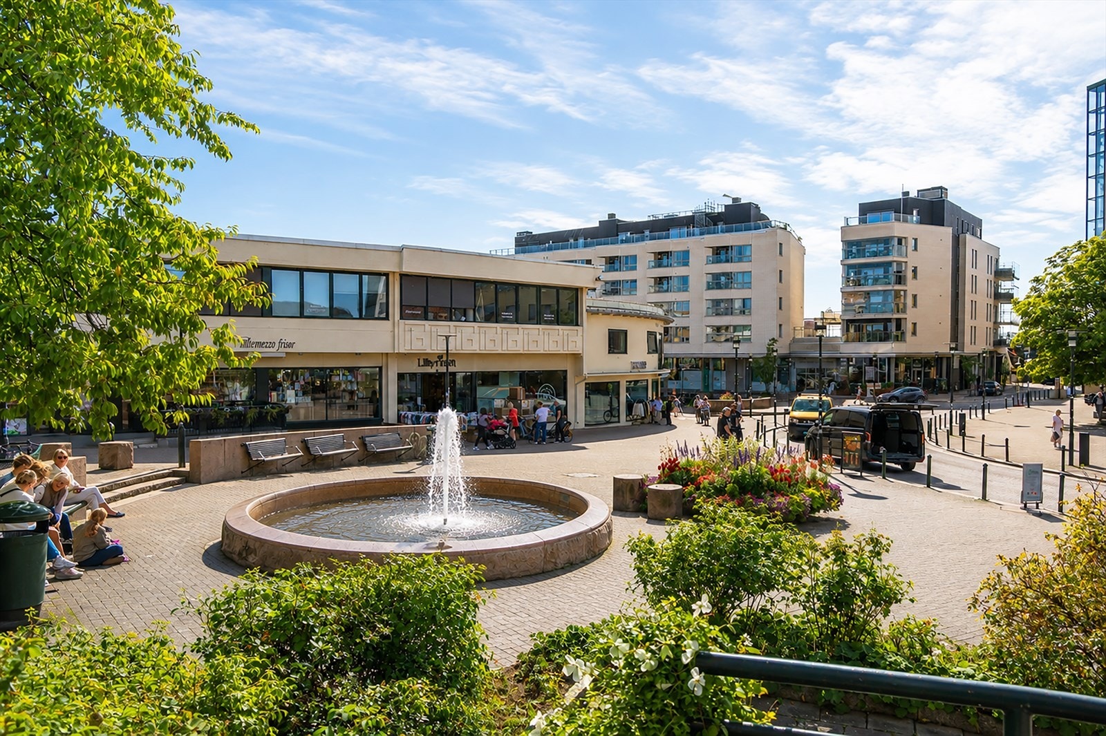 Med umiddelbar nærhet til Bekkestua, ligger den eiendommen midt i smørøyet. Her finner du flere store apotek, Sats, flere restauranter/cafeer og matbutikker, flotte klesbutikker, blomsterbutikk, vinmonopol, legesenter, tannlege, bank og mye mer. Galleribilde