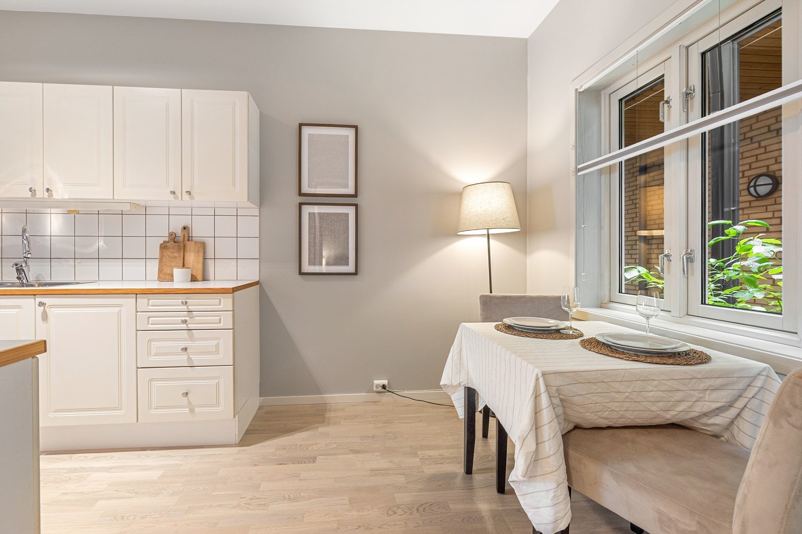 Innbydende kjøkken med plass til spisebord ved vinduet - Perfekt for både hverdagsmåltider og morgenkaffen. Galleribilde