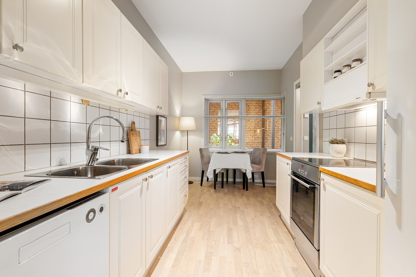 Kjøkkenet er utstyrt med følgende hvitevarer:
- Induksjonstopp og stekeovn fra Siemens
- Oppvaskmaskin fra ASKO
- Kjøleskap fra Electrolux
- Ventilator fra Villavent med avtrekk. Galleribilde