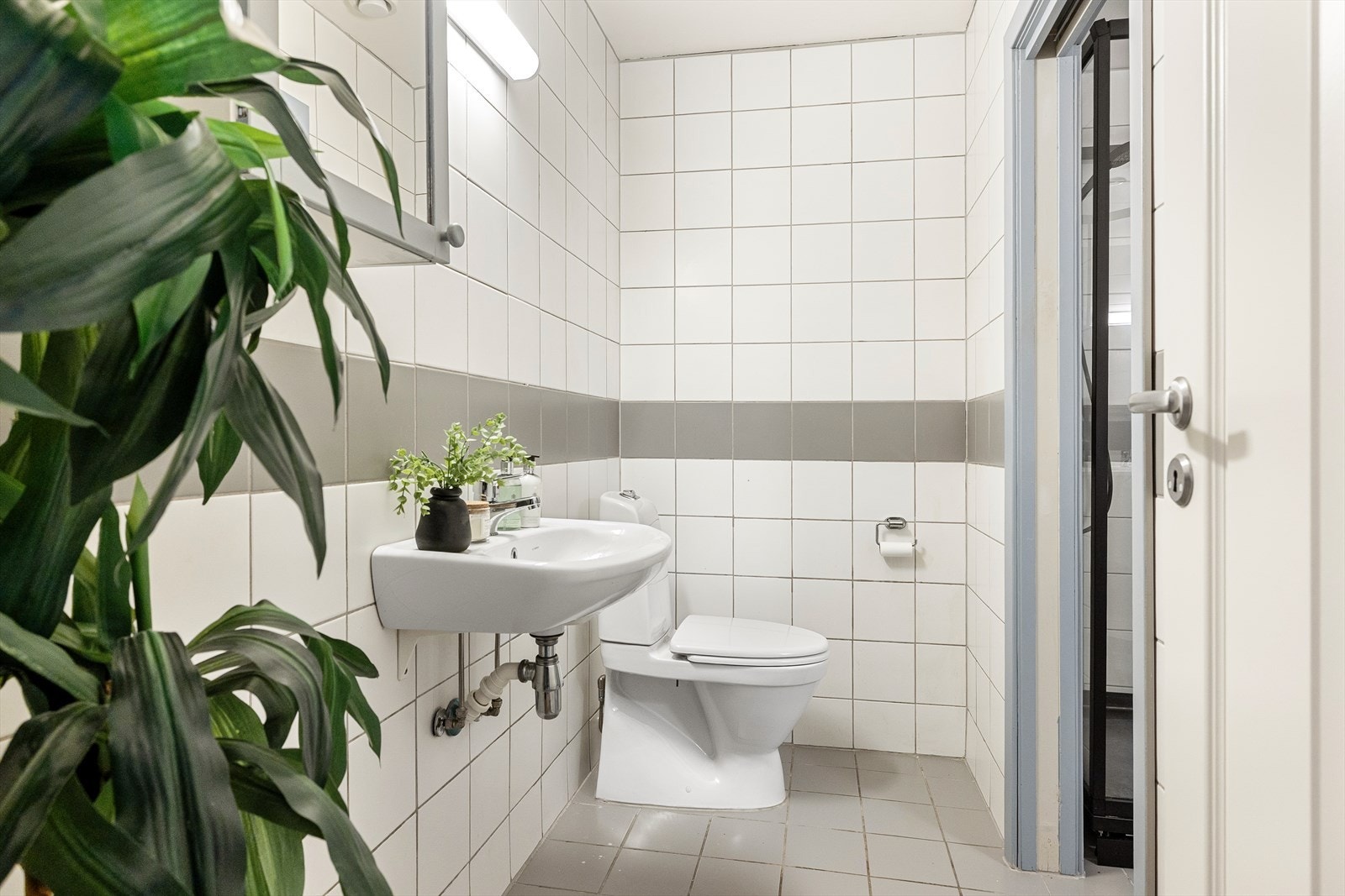 Fra badet er det adkomst til et separat toalettrom med servant, noe som gir ekstra komfort og er en praktisk kvalitet i hverdagen. Galleribilde