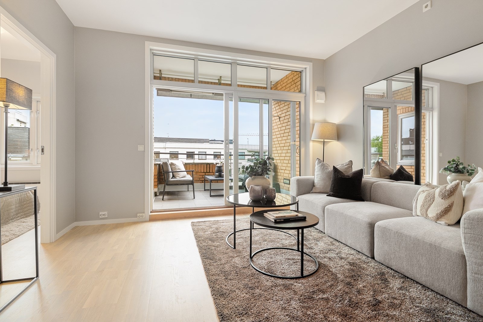 Det er parkett på gulv og god plass til både en komfortabel sofagruppe og spisebord med tilhørende møblement. Galleribilde