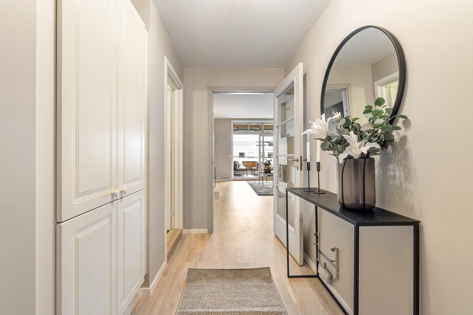 Velkommen inn til en stilren og åpen entré med parkett på gulv og garderobeskap. Her er det godt med plass til klesoppheng og sko. Entréen har en naturlig adkomst til boligens øvrige rom og gir et godt førsteinntrykk. Galleribilde