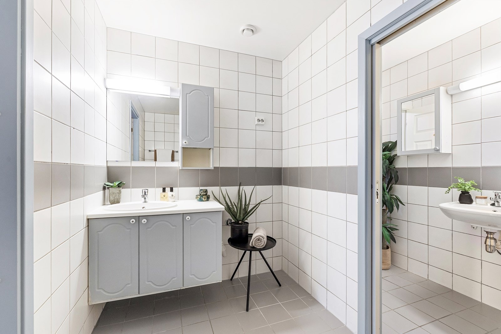 Rommet er ellers utstyrt med servant i innredning og opplegg for vaskemaskin. Galleribilde