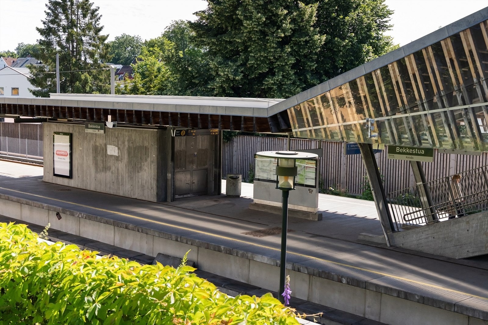 Rett utenfor døren er det adkomst til både T-bane og bussterminal med flybuss, som gir gode kommunikasjonsforhold til Oslo sentrum og Sandvika sentrum. Galleribilde