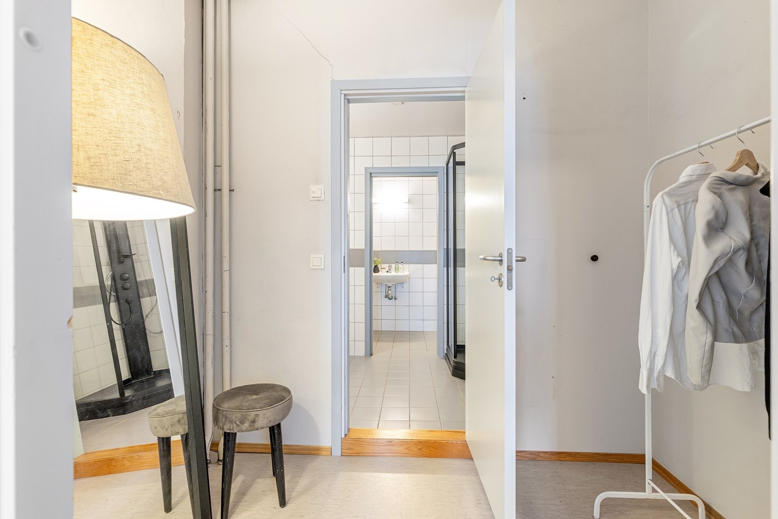 Fra hovedsoverommet er det adkomst til innvendig bod/ garderobe med oppbevaringsmuligheter. Galleribilde