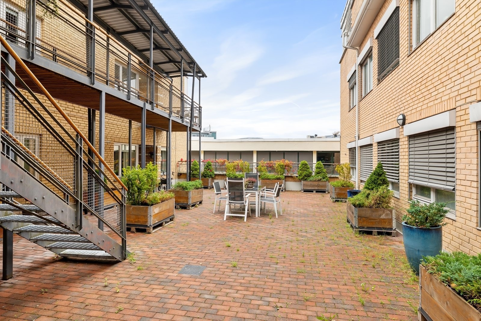 Det er opparbeidet felles hage- og uteområde i tredje etasje samt felles takterrasse, til glede for beboerne. Galleribilde