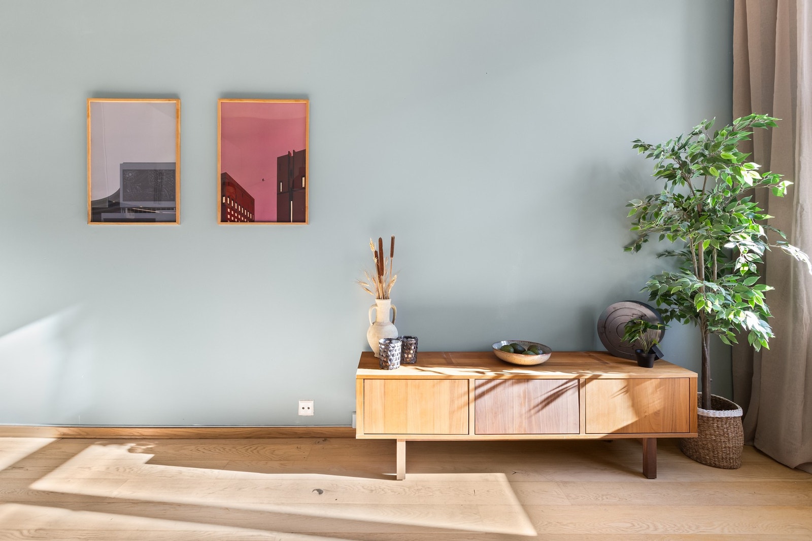Leiligheten har gjennomgående moderne enstavsparkett som tilfører rommene et stilrent og helhetlig uttrykk. Galleribilde