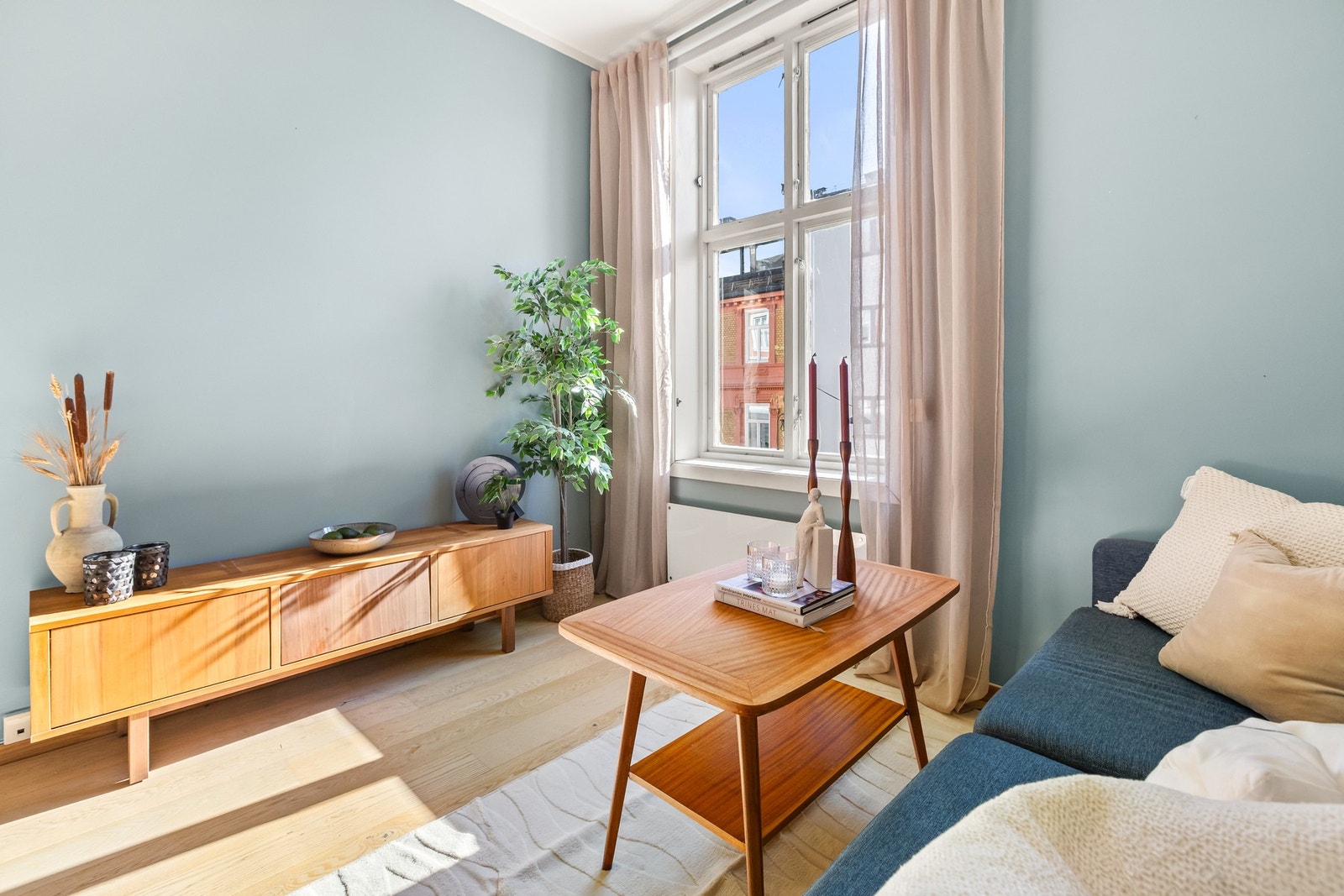 Store vindusflater sørger for rikelig med naturlig lys og en lys og innbydende atmosfære. Galleribilde