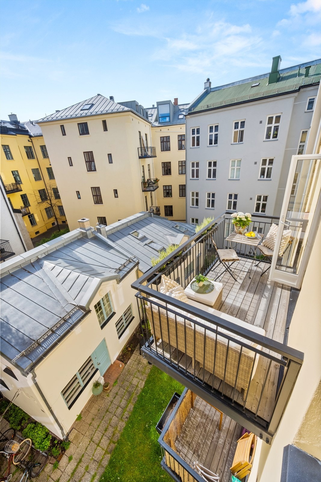 Balkongen vender mot idyllisk bakgård. Galleribilde