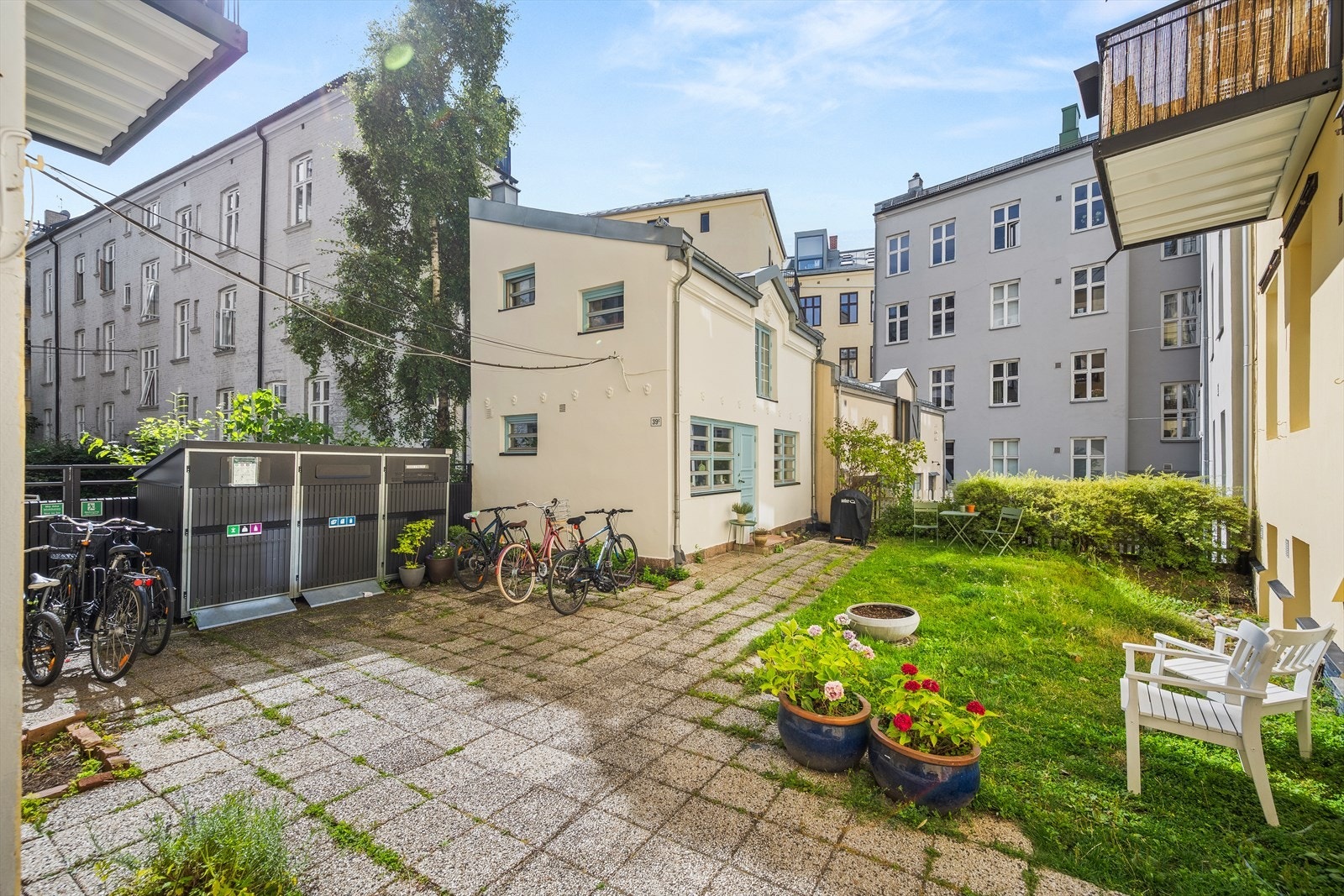 Veldrevet og hyggelig sameie med 16 leiligheter. Pent opparbeidet bakgård med sitteplasser og sykkelparkering. Galleribilde