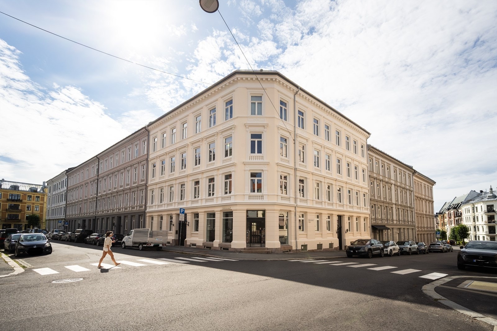 Leiligheten ligger fint til i byggets 3-etasje i klassisk hjørnebygård. Galleribilde