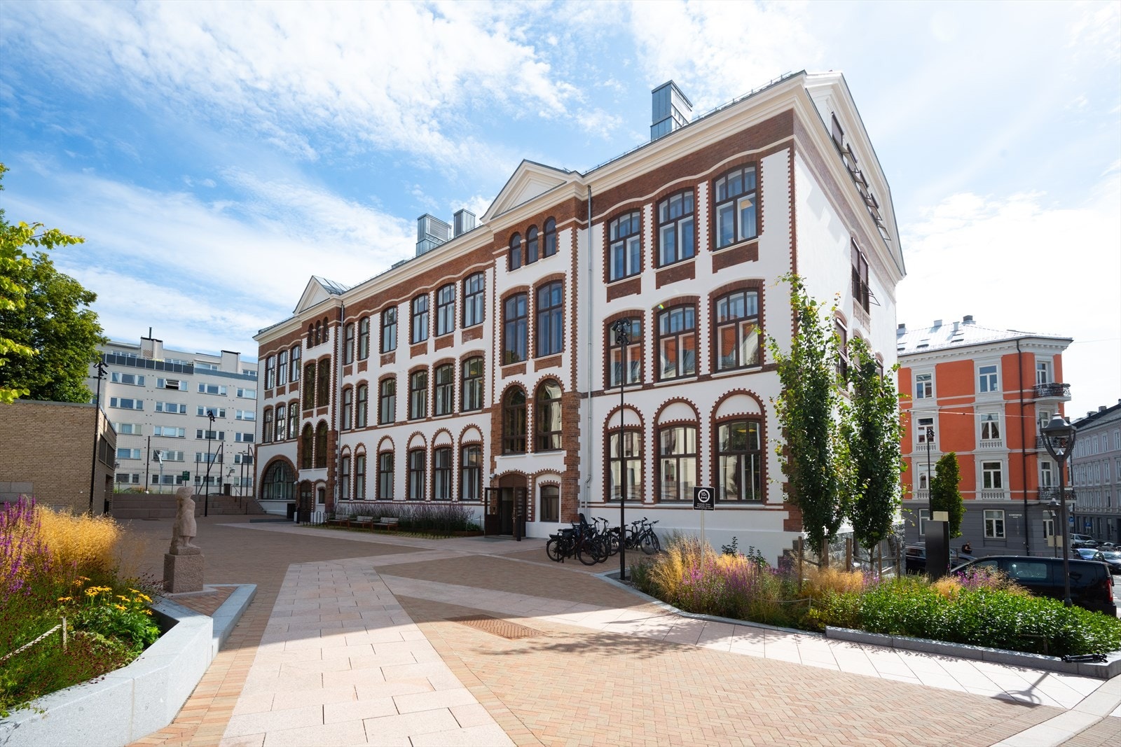 Hartvig Nissens skole, kjent som Nissen , ligger også i umiddelbar nærhet. Galleribilde