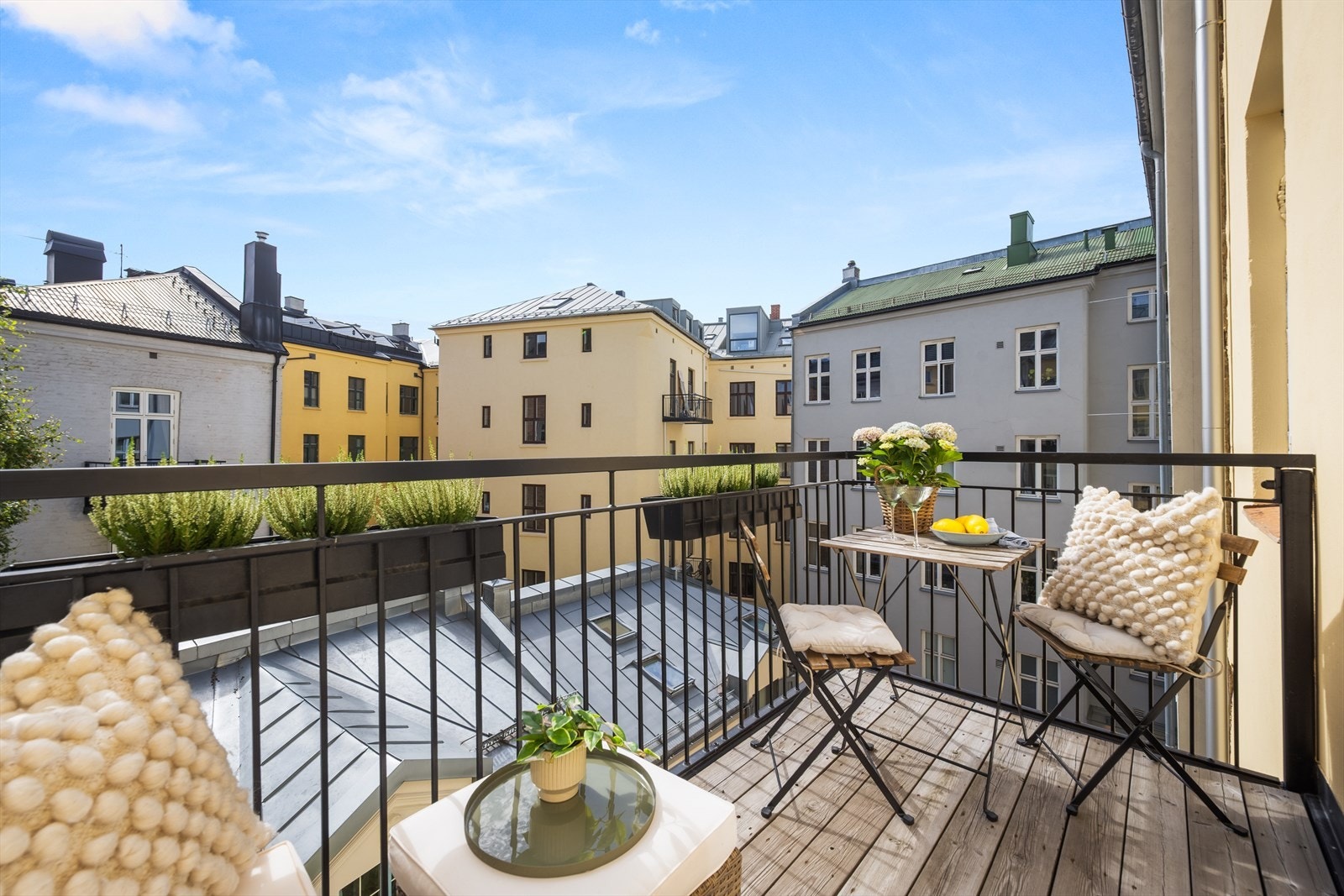 Herlig balkong vendt mot rolig bakgård med gode solforhold! Galleribilde