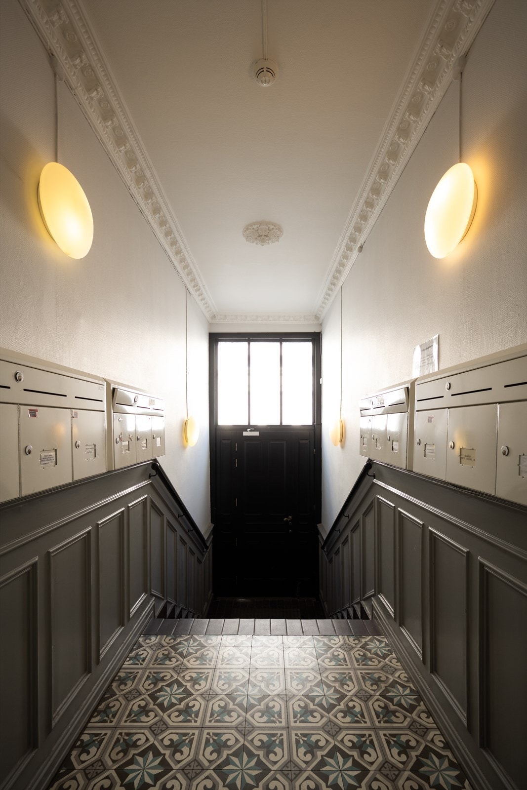 Hyggelig inngangsparti. Leiligheten disponerer én kjellerbod på 8,3 kvm og én bod i trappeoppgangen på 1,3 kvm. Galleribilde