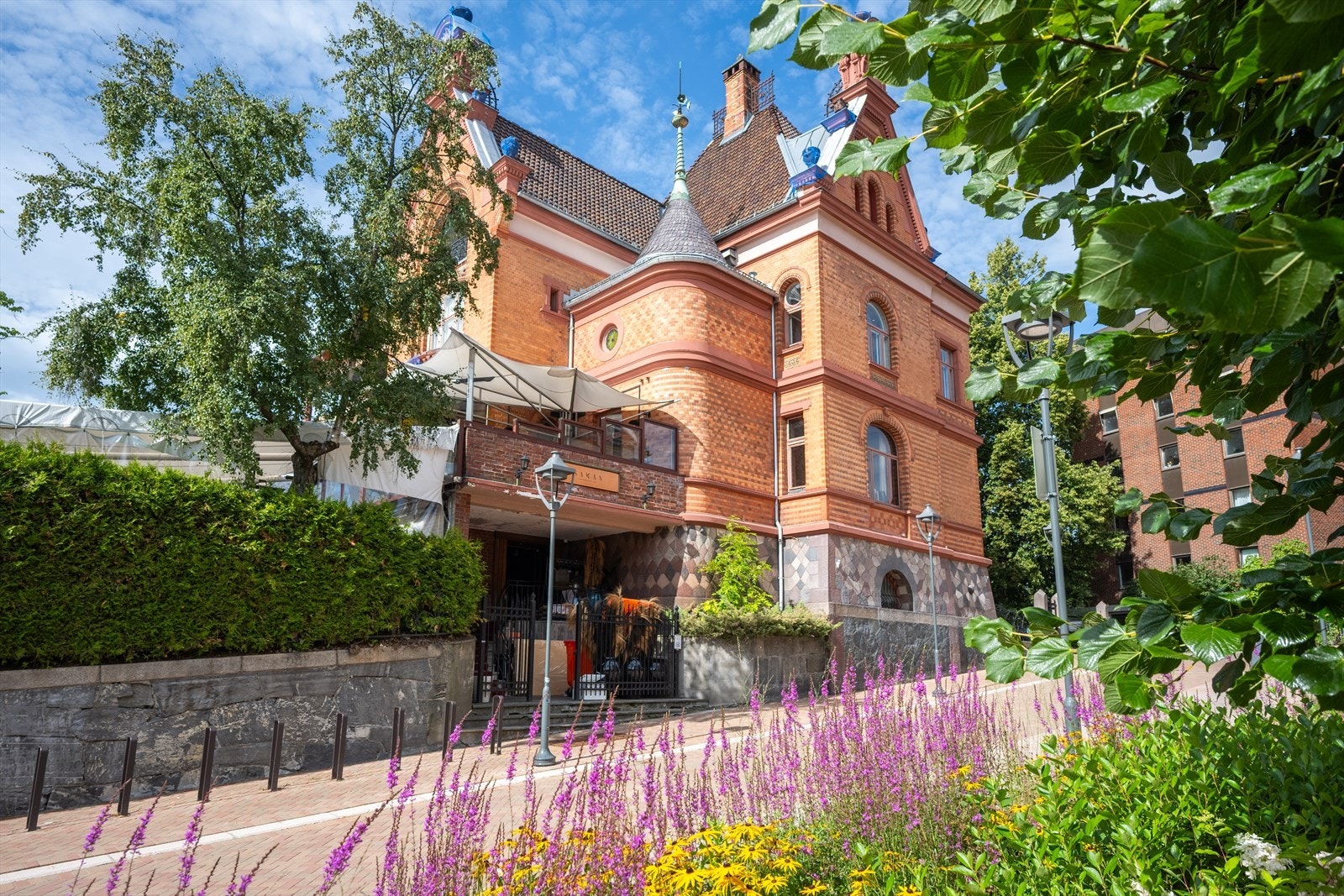 Eiendommen ligger i et meget attraktivt, sentralt og tilbaketrukket boligområde på Frogner - Populære Sawan i umiddelbar nærhet. Galleribilde