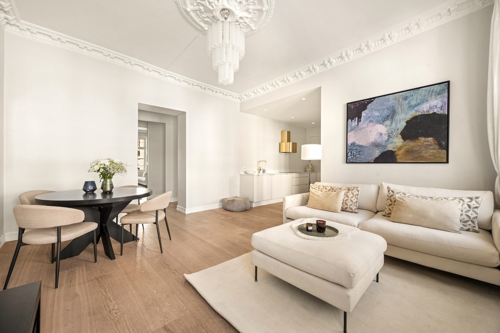 Lys og luftig stue med god plass til sofa med tilhørende møblement og spisebord. Galleribilde