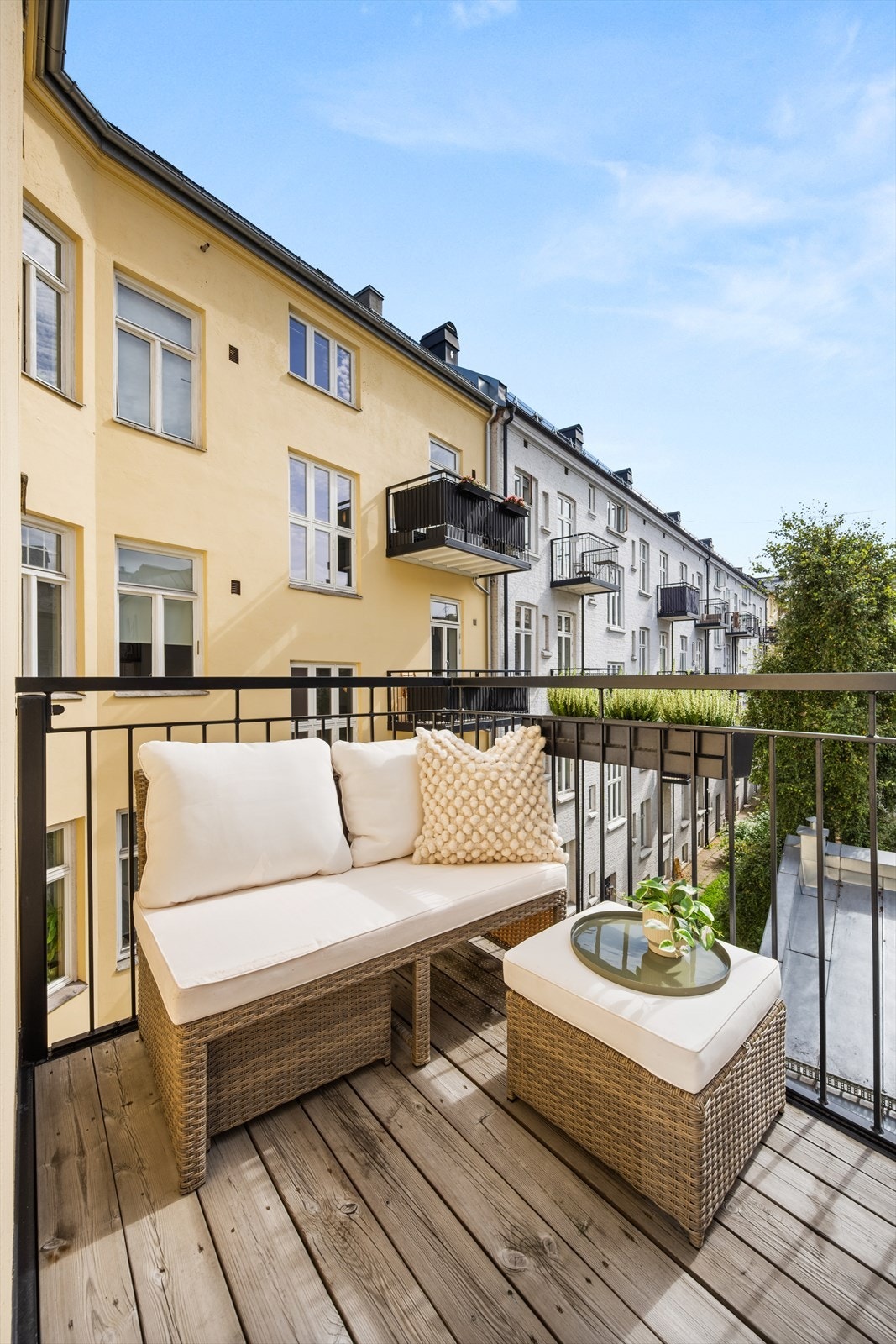 Balkongen er på 4 kvm og har god plass til utemøblement og hyggelig beplantning. Galleribilde
