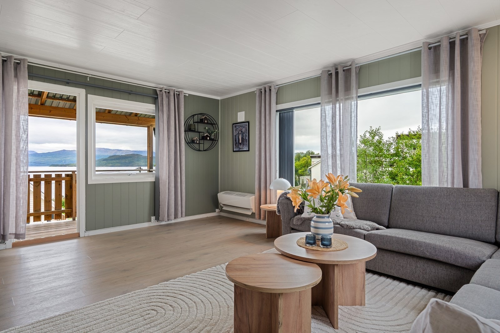 Aktiv Finnsnes presenterer Sandvikveien 83! Stor familiebolig med sentral beliggenhet i Sandvika med fire godkjente soverom, to bad og egen inngang i kjeller. Foto: Steffen Fossbakk. Galleribilde
