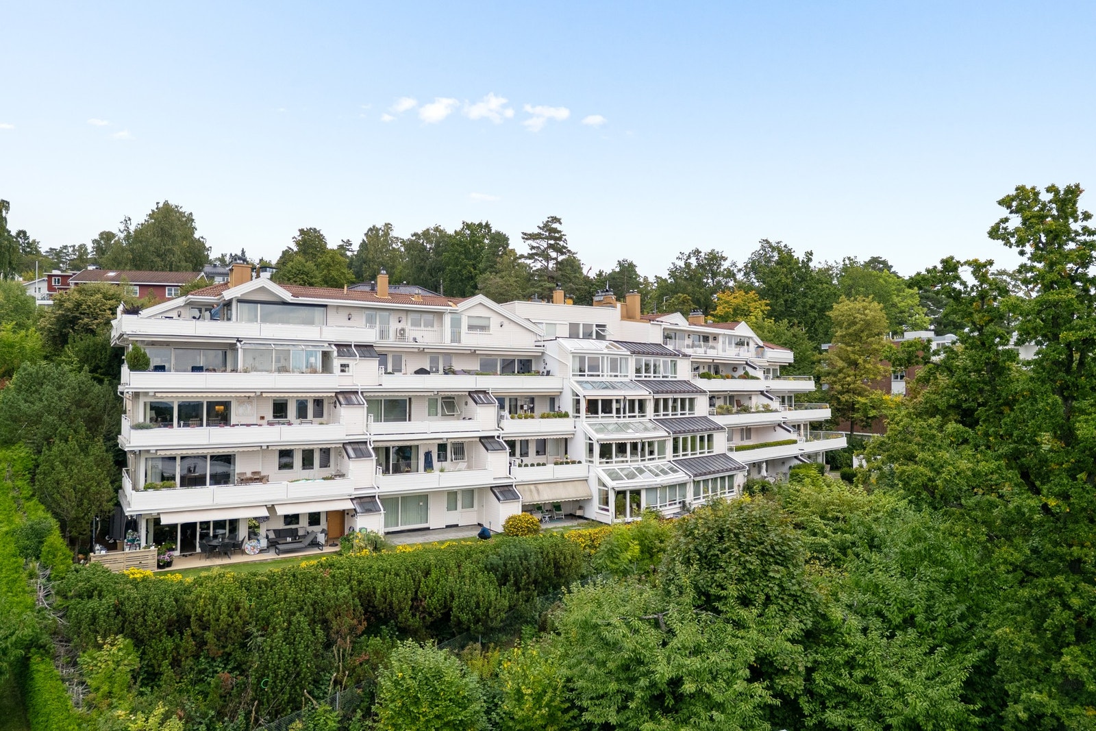 Området byr på flotte fellesarealer, gode solforhold og fin utsikt, samtidig som det er kort vei til kollektivtransport, servicetilbud og et variert utvalg av rekreasjonsmuligheter. Galleribilde