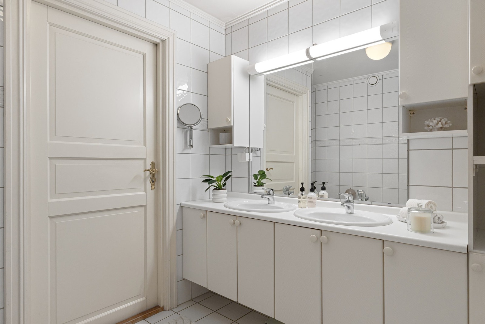 Videre er badet utstyrt med gulvstående toalett og badekar med dusj, samt et separat dusjhjørne. Galleribilde