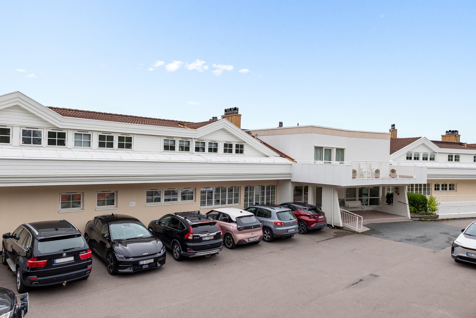 Det er i tillegg gjesteparkering på felles asfaltert uteareal/gårdsplass over garasjen. Galleribilde