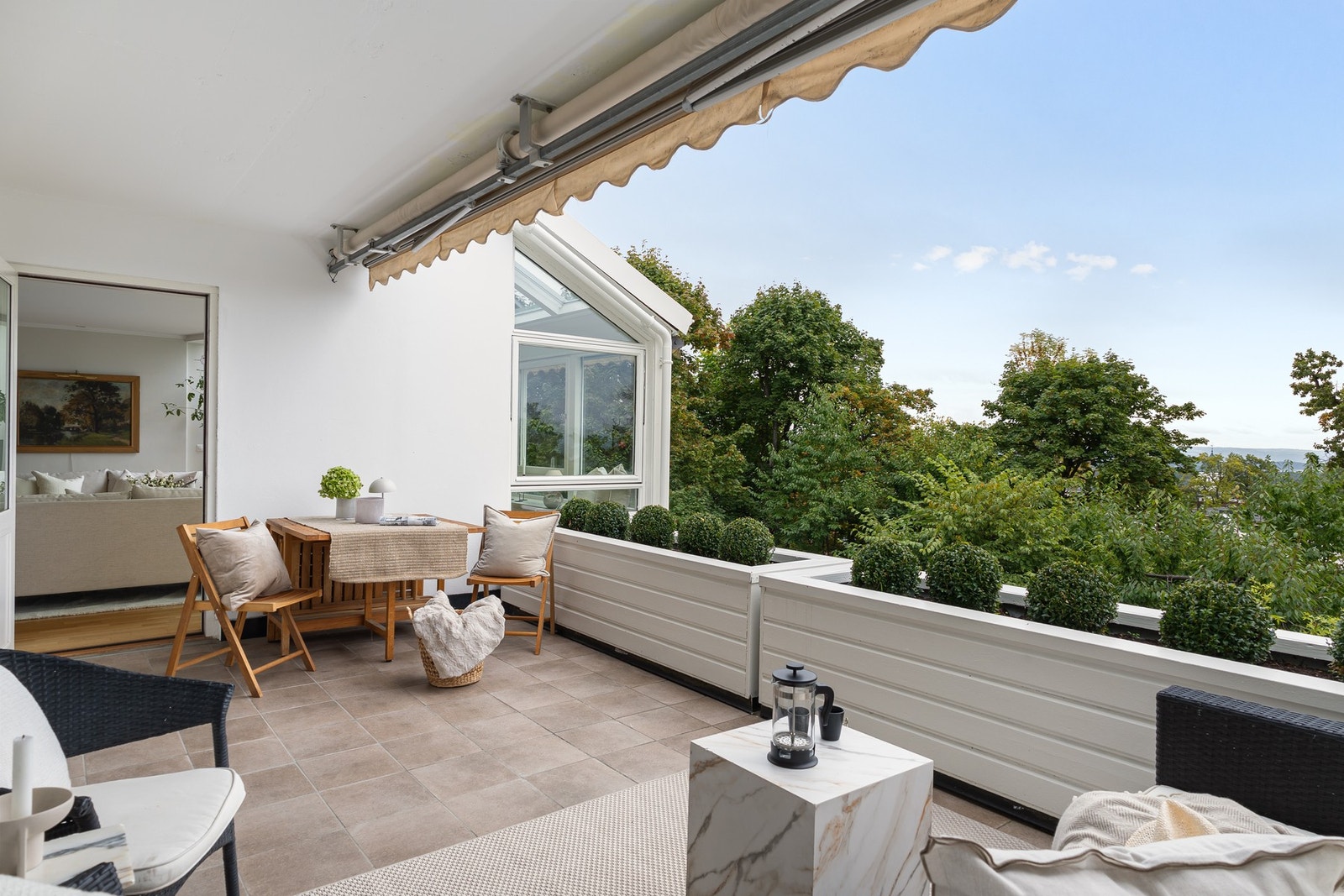 Balkongen er flislagt og har god plass til både spisegruppe og sittegruppe. Galleribilde
