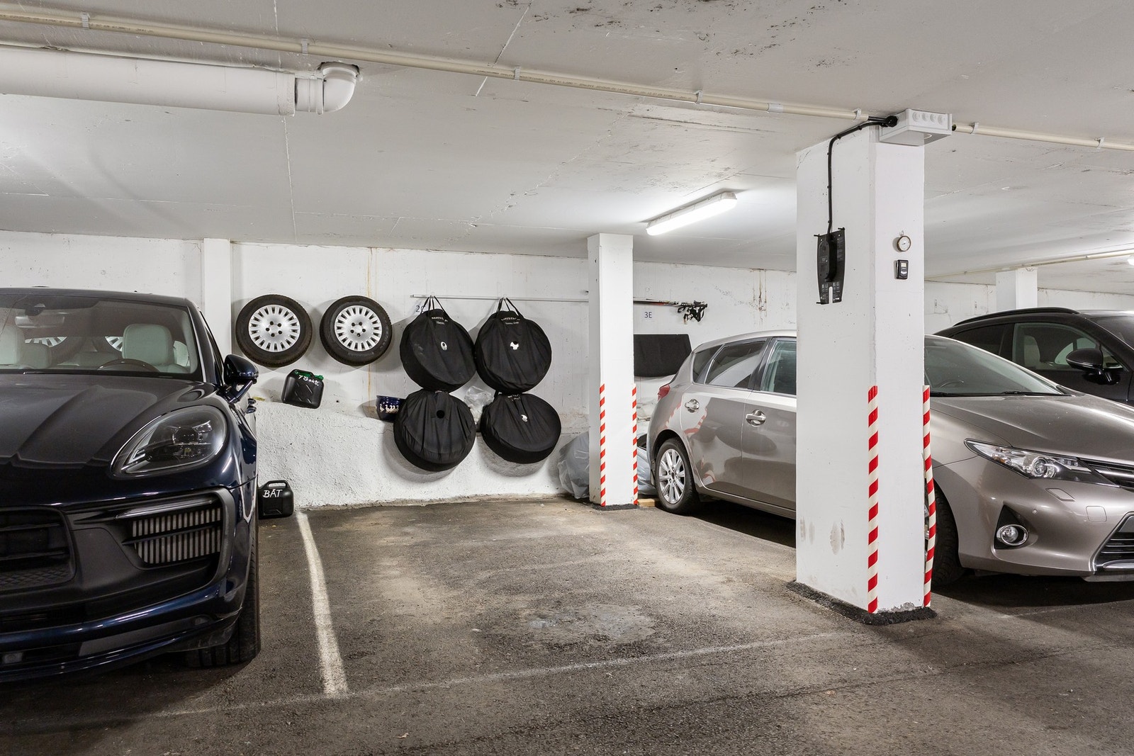 Leiligheten har egen garasjeplass med trappefri adkomst til 3. etasje, samt egen bod i samme korridor som leiligheten. Galleribilde