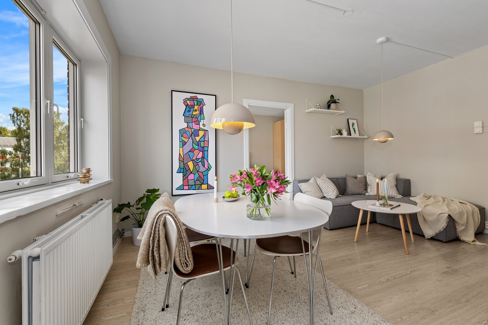 Store vindusflater fra 2018 som slipper inn rikelig med naturlig lys. Galleribilde