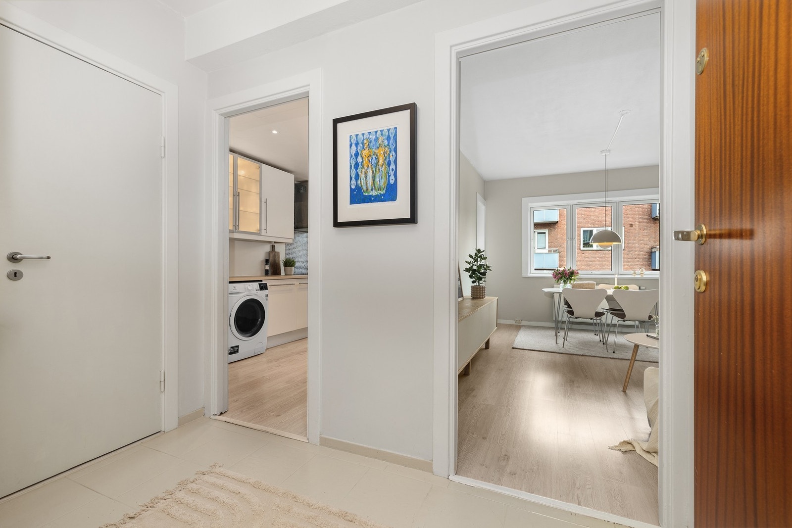 Kjøkkenet ligger separat fra stuen og har adkomst fra entréen. Galleribilde