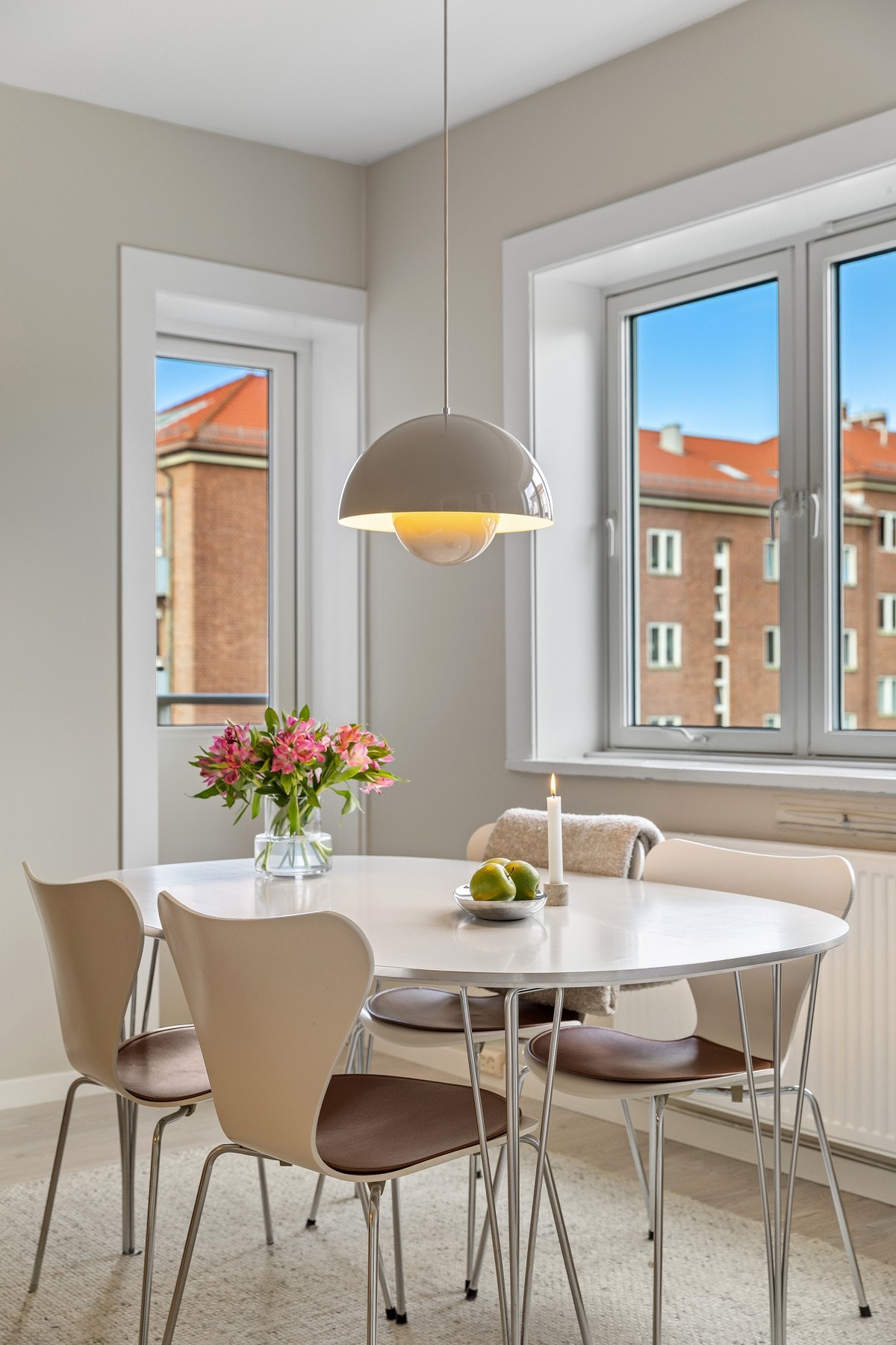 Her er det plass til å invitere venner på middag. Galleribilde