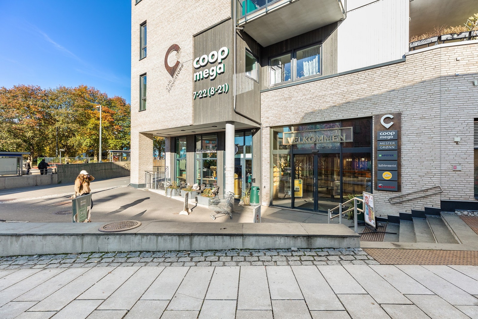 Området byr på et godt utvalg av dagligvarebutikker og servicetilbud, med blant annet Coop Mega i nærområdet. I tillegg er det kort vei til flere butikker og øvrige handelstilbud på Grünerløkka, Tøyen og Carl Berner. Galleribilde
