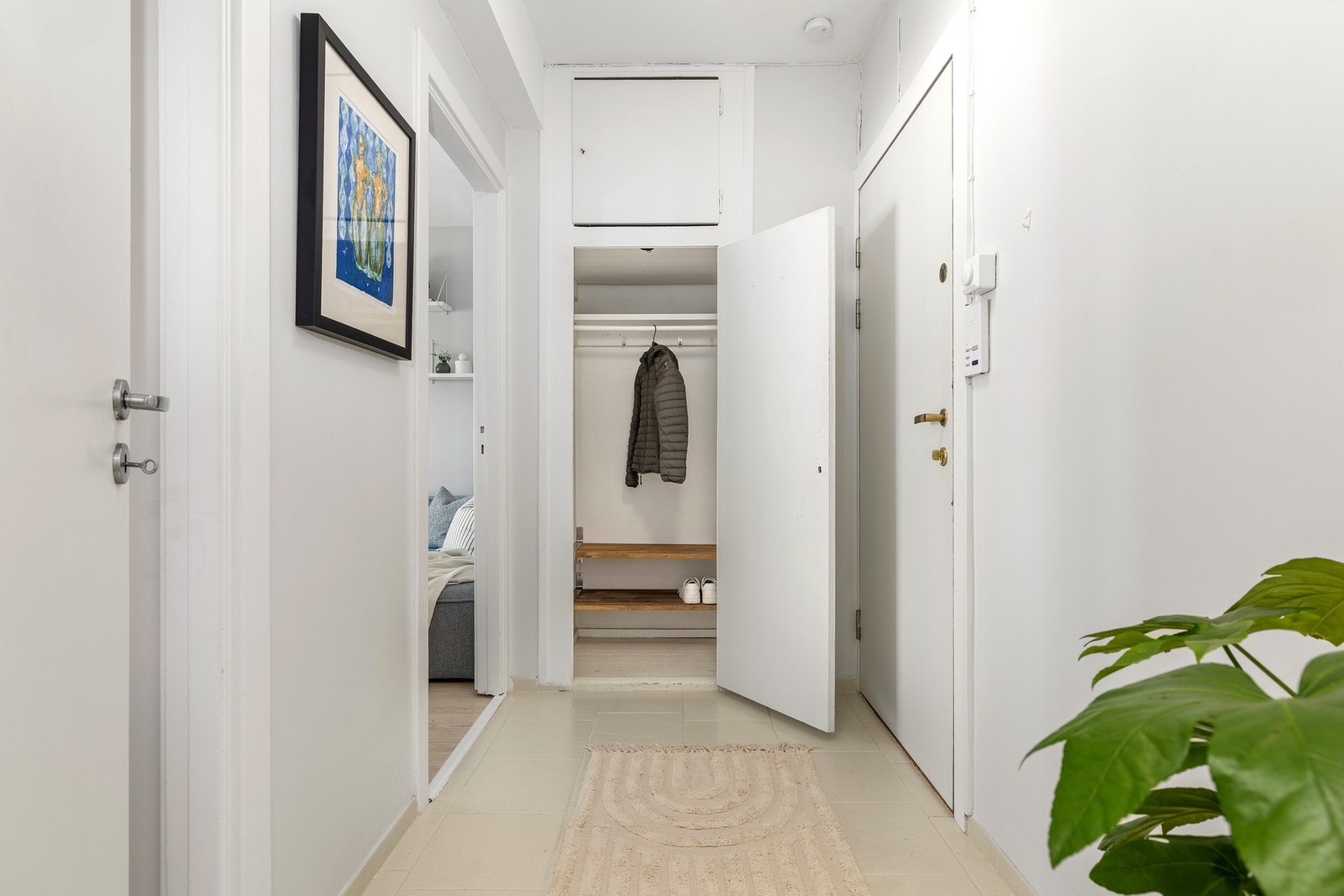 Entré med flislagt gulv og plassbygget garderobeløsning. Galleribilde