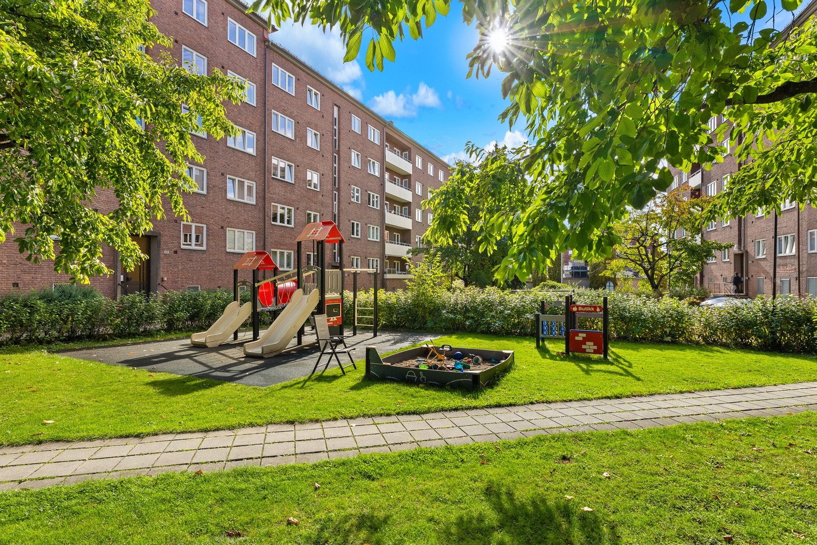 Fellesarealene består blant annet av store plenarealer, trær og variert beplantning. Galleribilde