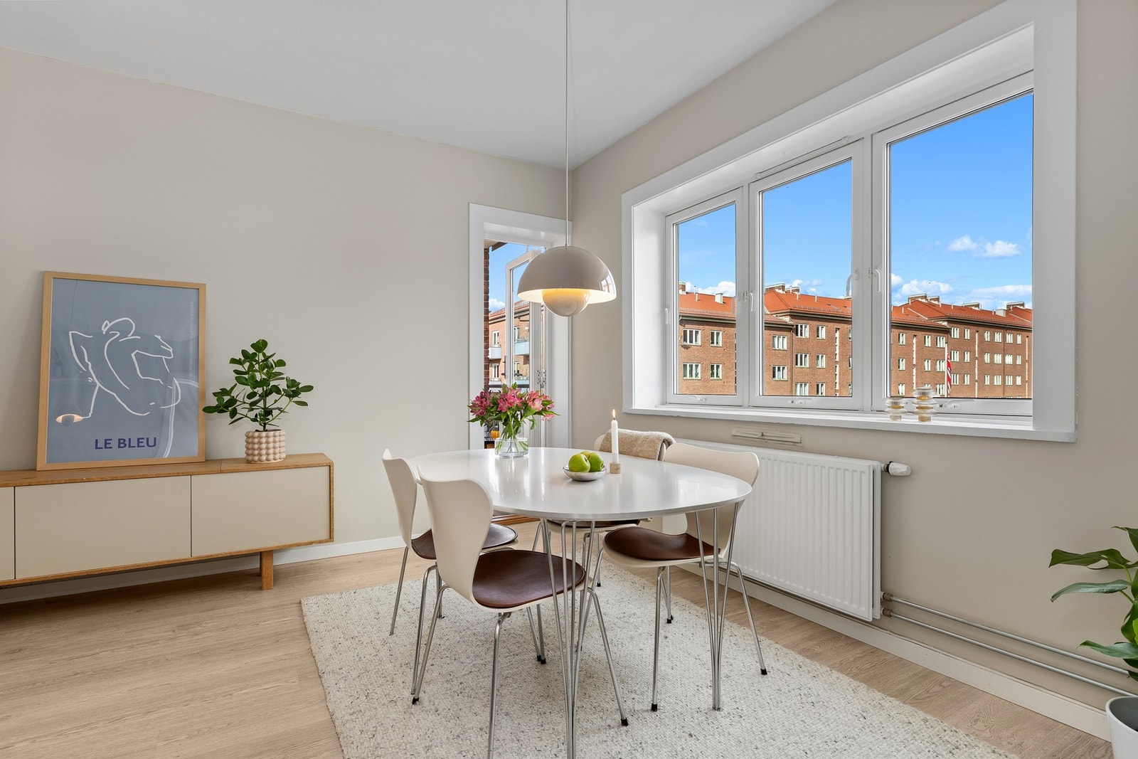 Dette er en meget attraktiv leilighet med høy trivselsfaktor og passer for deg som stiller krav til boligens standard og beliggenhet. Her kan du flytte rett inn! Galleribilde