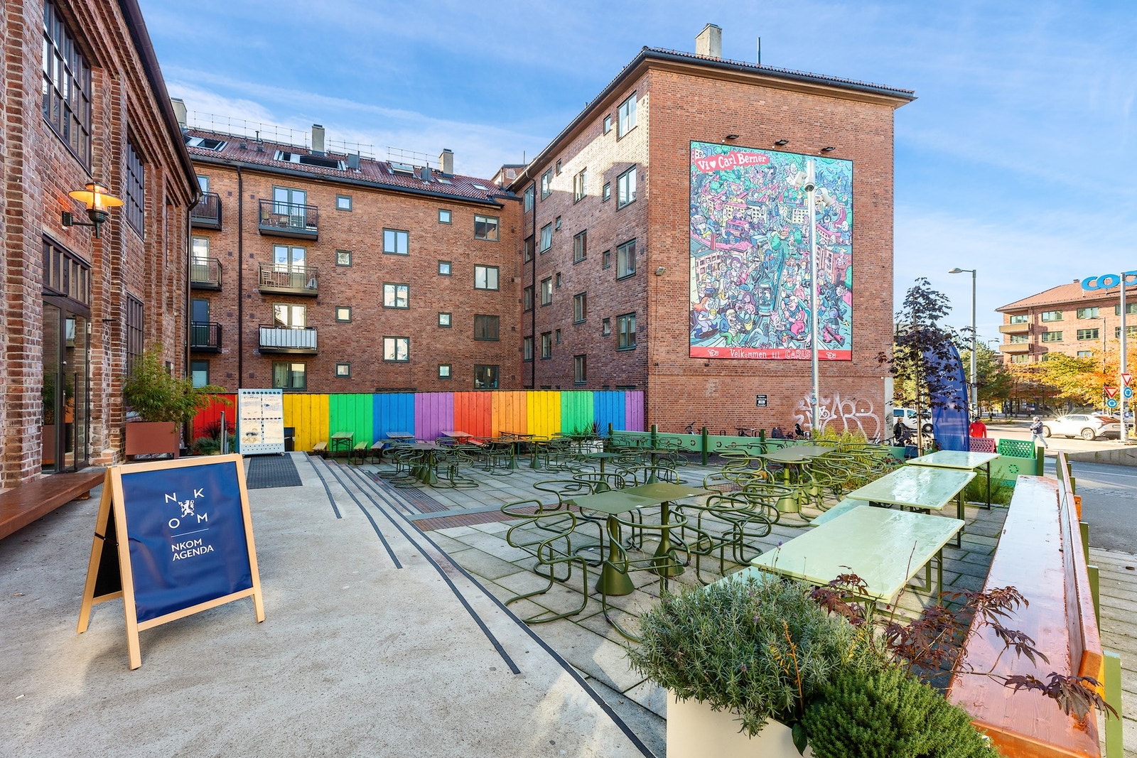 I nærområdet finnes et rikt utvalg av kaféer, restauranter og hyggelige uteserveringer. Grünerløkka ligger kun en kort spasertur unna, med et særlig godt tilbud langs blant annet Thorvald Meyers gate, Markveien og områdene rundt Birkelunden og Schous plas Galleribilde