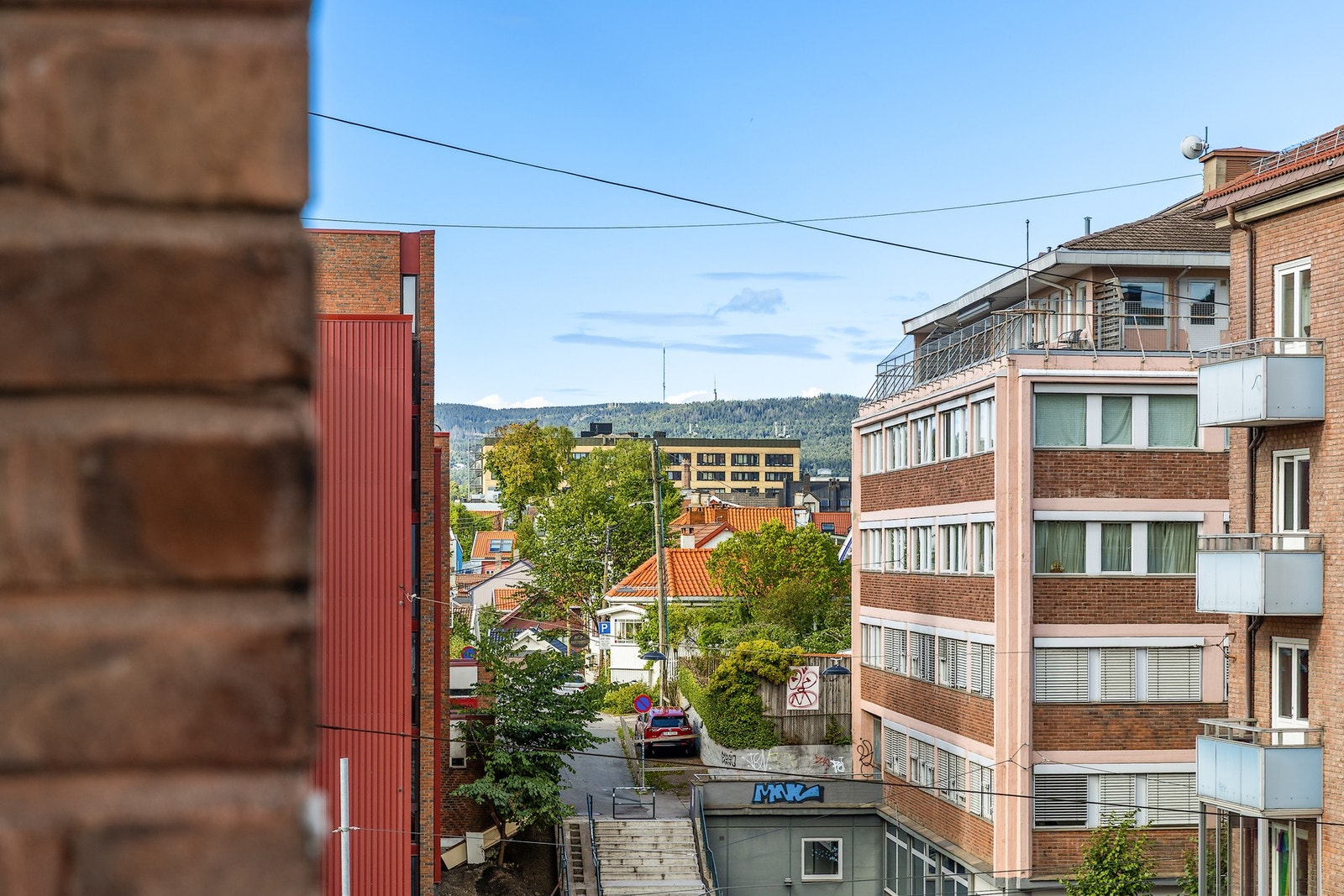 Her er det plass til utemøbler og beplantning, og balkongen blir et naturlig sted for morgenkaffen eller en rolig stund utendørs. Galleribilde