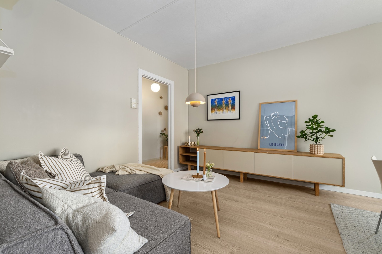 Oppholdsrommet sett mot entré og kjøkken - en effektiv planløsning med tydelig rominndeling. Galleribilde