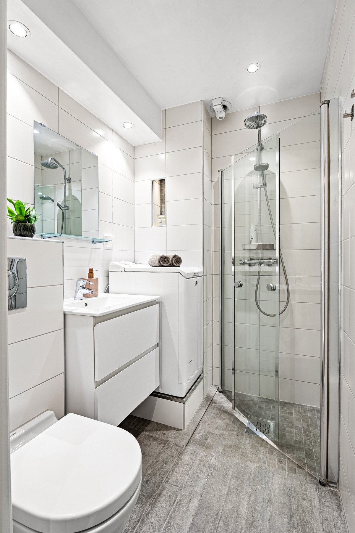 Badet ble totalrenovert i 2015 i regi av tidligere eier, med flislagte gulv og vegger, samt varmekabler i gulv. I 2026 ble termostat til varmekabler, servant, innredning og speil byttet. Galleribilde