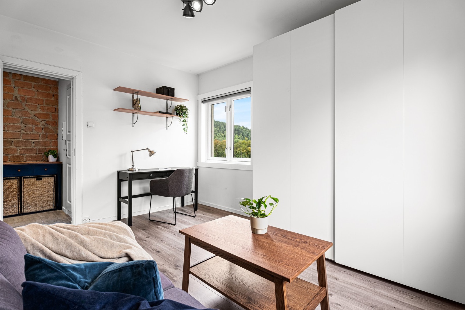 Soverommet har skyvedørsgarderobe. Ekstra lagringsplass finnes i en bod i leiligheten og to kjellerboder på til sammen ca. 4 kvm. Galleribilde