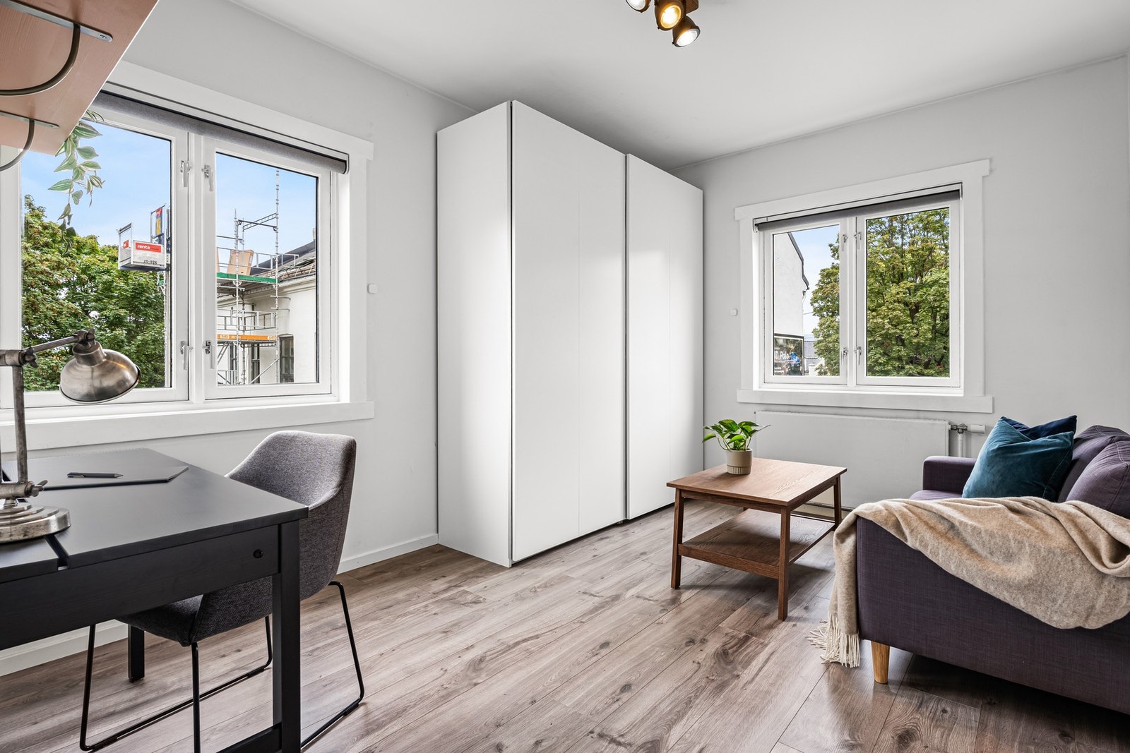 Soverom II er også av god størrelse og har lysinnslipp fra to himmelretninger. Rommet kan fint benyttes som gjesterom, oppholdsrom/kontor eller barnerom. Galleribilde