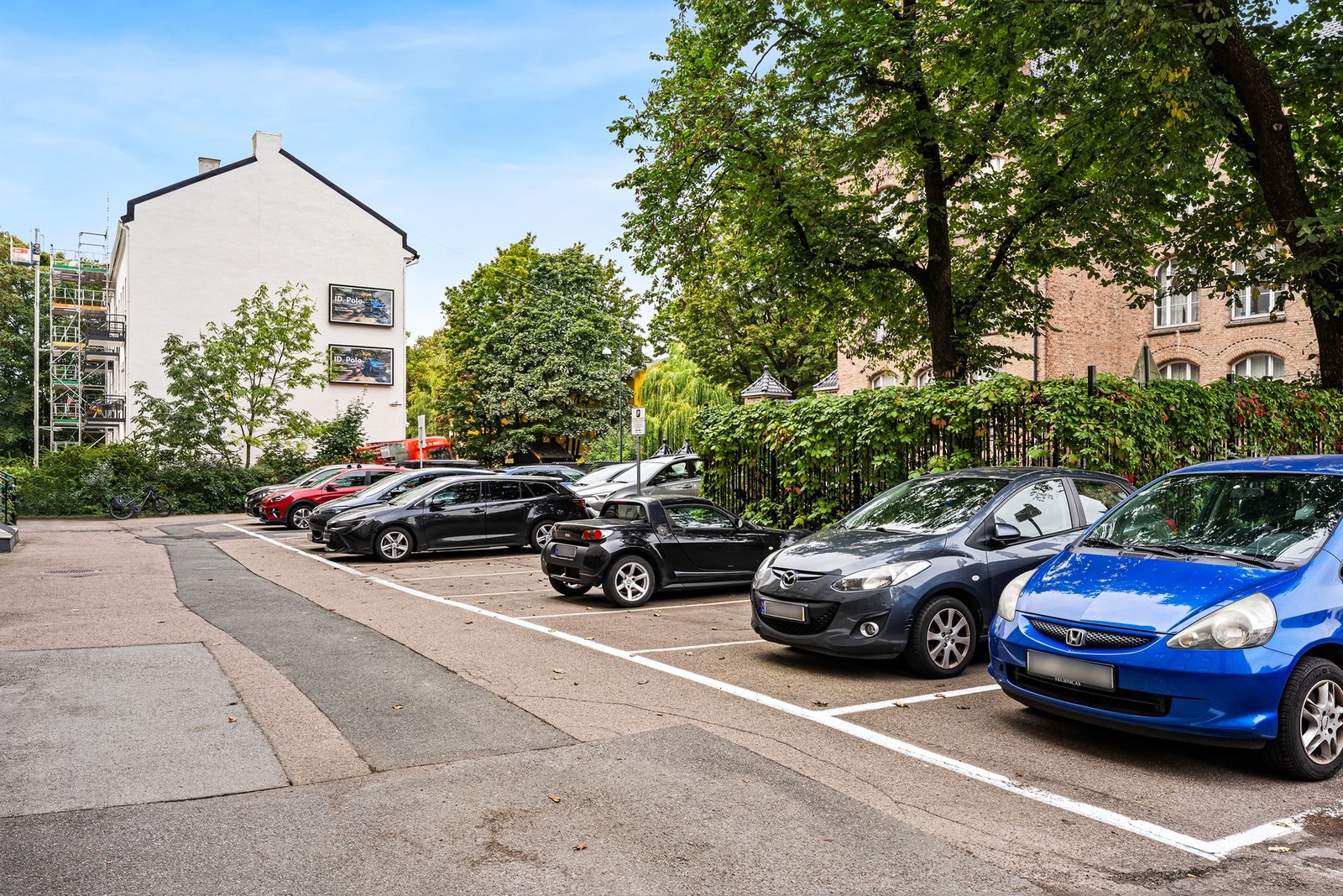Selskapet har 24 parkeringsplasser som kan leies av aksjelaget, det er pt.ledig kapasitet. Ellers er det gratis gjesteparkering. Galleribilde