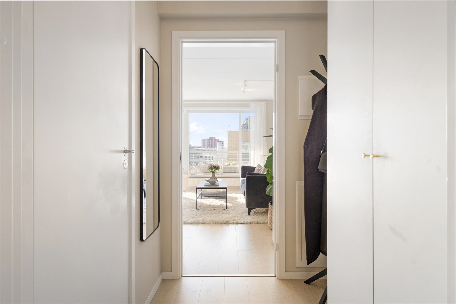 Leiligheten har en innbydende entré som skaper et umiddelbart godt førsteinntrykk. Galleribilde